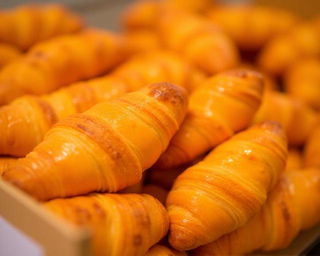 Gros plan de croissants et pâtisseries